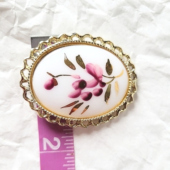 MILK GLASS PINK & GOLD FLORAL PIN BROOCH - HANDPAINTED FLOWERS - Picture 3 of 5